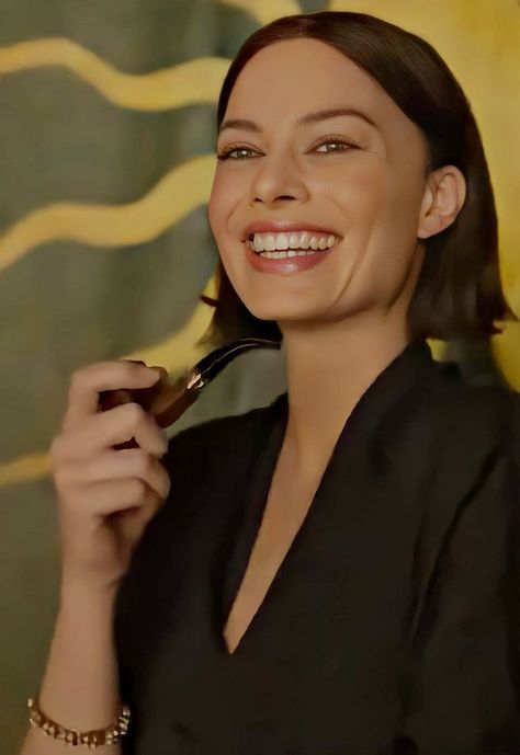 Margot Robbie Brunette, Margot Robbie Makeup, Margot Robbie Hair, Short Brown Bob, Amsterdam 2022, Thick Hair Bob Haircut, Boho Wedding Hair Accessories, Brunette Bob, Short Brown Hair