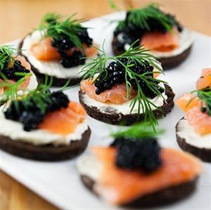 Salmon And Caviar, Caviar Appetizers, Caviar Recipes, Black Olives, Smoked Salmon, Wedding Food, Appetizers For Party, Finger Food, Appetizer Snacks