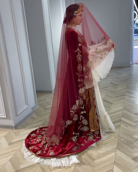 Kelin Liboslari, Turkish Wedding, National Dress, Wedding Hijab, Stylish Dress Book, Stylish Dresses, Veil, Vintage Dresses, Dresses