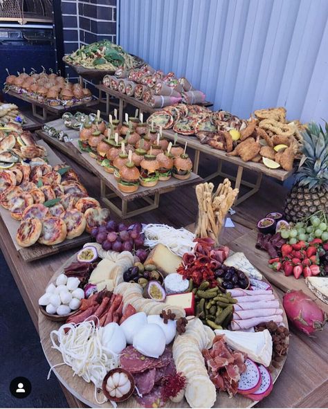 Charcuterie Table, Decoration Buffet, Fest Mad, Antipasto Platter, Party Food Buffet, Reception Food, Charcuterie Inspiration, Party Food Platters, Charcuterie And Cheese Board