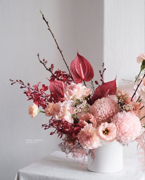 Floral Design Diy, Christmas Decorations Centerpiece, Christmas Flower Arrangements, Boquette Flowers, Flower Vase Arrangements, Holiday Flower, Fresh Flowers Arrangements, Idul Fitri, Dried Flower Arrangements