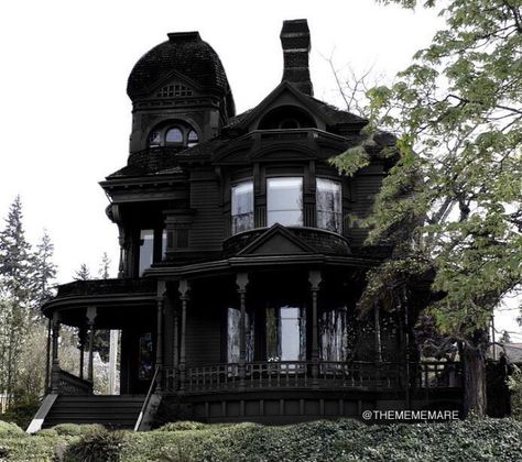 Black house Gothic Exterior, Gothic Homes, Goth Houses, Black Houses, Dark House, Goth Home, Architecture Model Making, Black House Exterior, Victorian House