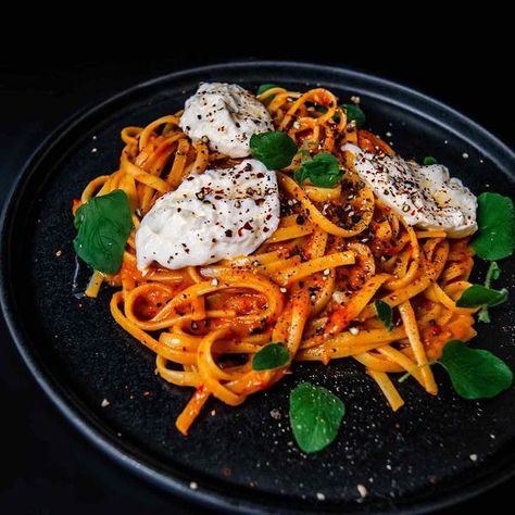 Linguine mit Paprikasauce selber machen ► mit hausgemachter cremiger Sauce ✓ serviert mit original italienischem Burrata ✓ zergeht im Mund ✓ einfach köstlich ✓ Pasta-Rezepte ✓ GOURMETmagazin Paprika Pasta, Chorizo Pasta, Paprika Sauce, Linguine, Pesto, Food And Drink, Sauce, Pasta, Healthy Recipes