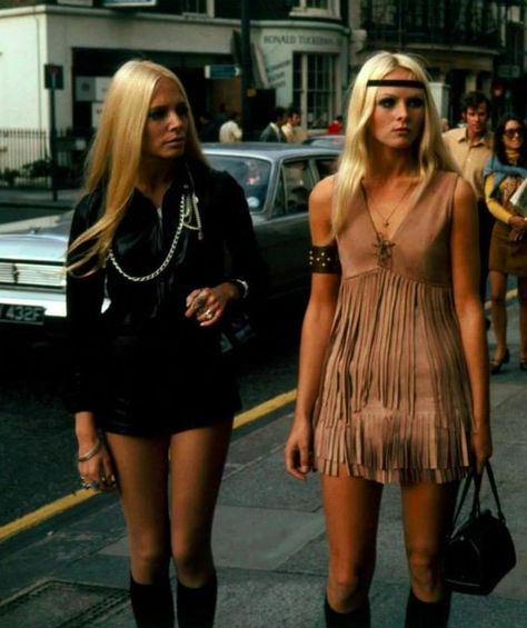 English hippie girls in swinging London, 1960s Mode Indie, Moda Hippie, Fest Outfits, 60s 70s Fashion, Mode Hippie, Estilo Indie, 70s Inspired Fashion, 70s Outfits, Model Pose