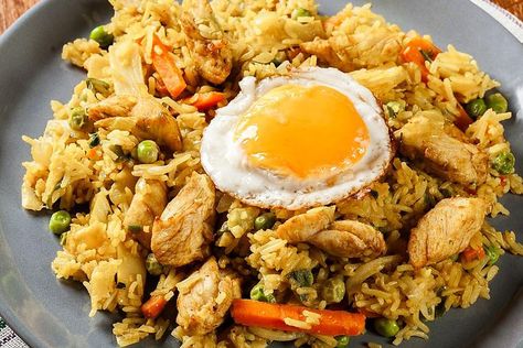 Indonesian Fried Rice Recipe, Nasi Goreng Recept, Nasi Goreng Recipe, Indonesian Fried Rice, Make Fried Rice, Chicken Fried Rice Recipe, Making Fried Rice, Quick Salads, Diner Recept