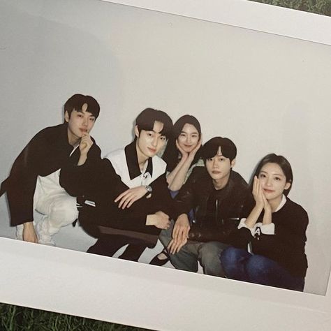 Yoon Hyun Soo, Fame Ideas, Yoon Chan Young, Friends Group Photo, Squad Pictures, Kindergarten Reading Activities, Friendship Photoshoot, Cute Blue Wallpaper, Ulzzang Couple