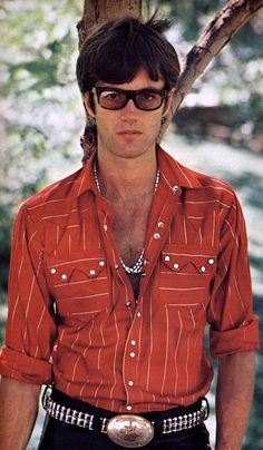 Definitely had his own cool style before making it big in films. This appears to be 1966, around when 'The Wild Angels' would make him a motorcycle cult hero. Peter Fonda Easy Rider, Peter Fonda, 60s Men, Arte Punk, Old Hollywood Stars, American Denim, Easy Rider, 60s Fashion, Hollywood Celebrities