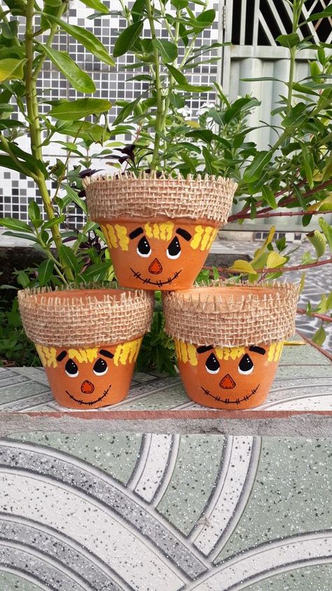 Fall Crafts With Clay Pots, Clay Pot Pumpkin Crafts, Clay Pot Fall Crafts, Pumpkin Terra Cotta Pot, Painted Clay Pots For Fall, Fall Clay Pot Crafts, Fall Painted Flower Pots, Halloween Terra Cotta Pot Crafts, Fall Terra Cotta Pot Ideas