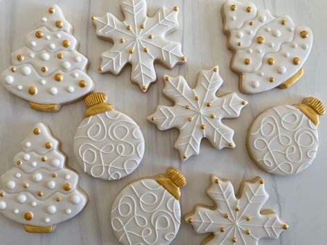 Snowflake Cookies Decorating, Iced Christmas Cookies, Christmas Sugar Cookies Decorated, Cute Christmas Cookies, Christmas Cutouts, Sugar Cookie Designs, Pretty Cookies, Xmas Cookies, Cookie Frosting