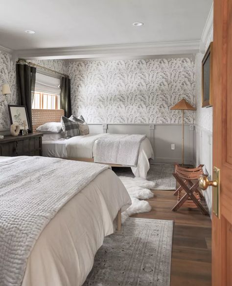 McGee & Co generously sponsored some products for this double-queen guest room at my client’s home in the Aspen Valley, CO. Shop this space here! #guestroom #guestroomtransformation #doublequeen #cozyneutrals #wallpaper #loloirug #mcgee&co #texturedbedding #bedding Double Queen Bedroom, Sky Ranch, Basement Guest Rooms, Textured Bedding, Sleeping Room, Queen Bedroom, Room Transformation, Loloi Rugs, Cabin Ideas