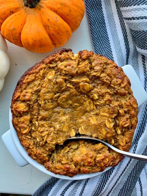 One Serving Pumpkin Desserts, Pumpkin Baked Oatmeal Single Serving, Fall Baked Oats, Baked Oats Pumpkin, Pumpkin Oats Baked, Pumpkin Spice Baked Oats, Single Serve Baked Oatmeal, Pumpkin Pie Baked Oats, Pumpkin Baked Oats