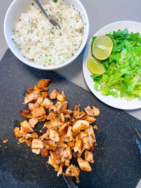 Copycat Chipotle Chicken - CLAIRE HODGINS Sesame Ginger Chicken, Copycat Chipotle Chicken, Copycat Chipotle, Chicken Bowls, Fast Food Places, Sesame Ginger, Ginger Chicken, Chipotle Sauce, Chipotle Chicken