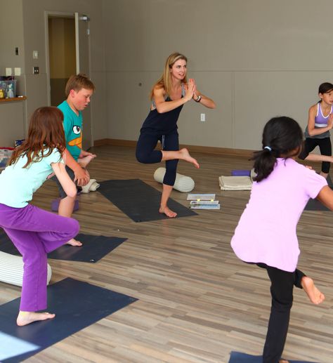 One of the most important things in kids yoga teacher training is how to sequence a kids yoga class. How do we manage the energy and honour the spirit? Preschool Yoga, Kid Yoga, Kid Yoga Lesson Plans, Yoga Lesson Plans, Kids Yoga Classes, Childrens Yoga, Kids Yoga Poses, Yoga Lessons, Baby Yoga