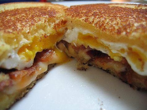 Breakfast grilled cheese, oh my! Breakfast Grilled Cheese, Mic Dejun Rapid, Texas Toast, Breakfast And Brunch, Salad Pasta, What's For Breakfast, Think Food, Bacon Egg, Cheese Sandwich