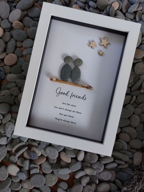 Friendship Pebble Art, Birthday Present For Friend, Pebble Art Friends, Quote Frame, Present For Friend, Pebble People, Art Friendship, Friends Are Like Stars, Stone Pictures Pebble Art