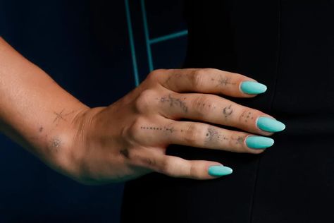 Hailey Bieber Wears Blue Nails at Tiffany & Co. Celebration Scarlett Johansson Tattoos, Erewhon Smoothie, Rhode Skincare, Supermodel Aesthetic, Glazed Nails, Tiffany Blue Nails, Tiffany Nails, Hailey Bieber Nails, Bieber Nails