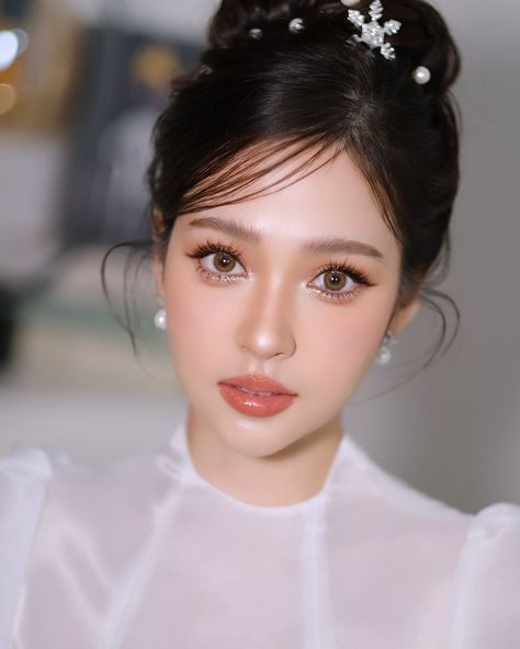 All Posts • Instagram Korean Wedding Hair Updo, Korean Wedding Makeup Look, Chinese Bridal Makeup, Wedding Makeup For Bride, Korean Wedding Hair, Bride Makeup Natural, Makeup Wisuda, Asian Wedding Makeup, Hairstyle For Prom