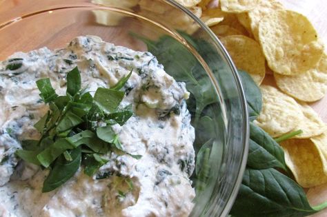 Vegan spinach dip made with cashew cream and a blend of seasoning and fresh spinach and scallions that makes you forget that it's healthy and vegan. Creamed Spinach Dip, Vegan Cashew Cream, Vegan Spinach Dip, Cream Spinach, Cashew Cream Sauce, Vegan Spinach, Recipe Salad, Fresh Spinach, Cashew Cream