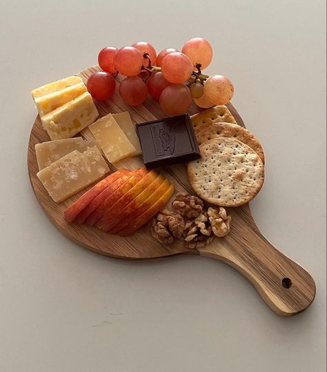 Healthy Cheese Board, Chacutery Board Aesthetic, Charcuterie Board Healthy, Snack Plate Ideas, Mini Cheese Board, Mini Charcuterie Board, Mini Cheese Boards, Snack Plates, Snack Board