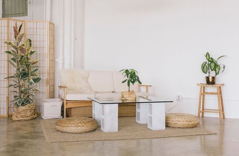 We're big fans of low-cost, no-tools-required DIY projects; here's a good one spotted in the downtown LA showroom of designer Shaina Mote: a simple concrete cinder block coffee table with a glass top. Cinder Blocks Diy, Cinder Block Furniture, Concrete Coffee Table, Decor Studio, Block Table, Diy Blocks, Cinder Block, Minimal Modern, Concrete Blocks