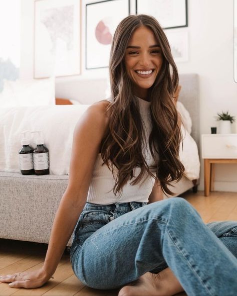 Helen Owen, Cute Brunette, Celebrity Wallpapers, Appreciation Post, Brunette Hair, Office Outfits, My Hair, Brown Hair, Mom Jeans