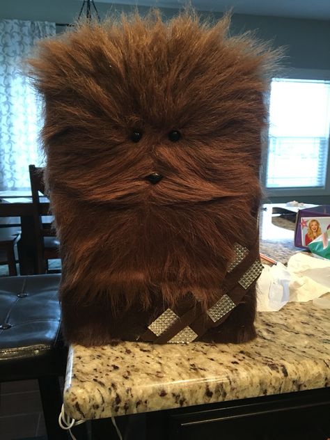 Star Wars Chewbacca Valentine's Box Star Wars Valentine Box Ideas, Star Wars Valentines Box, Valentines Day Boxes, Star Wars Valentine, Girls Valentines Boxes, Valentine Box Ideas, Diy Valentines Box, Valentine Boxes For School, Kids Valentine Boxes