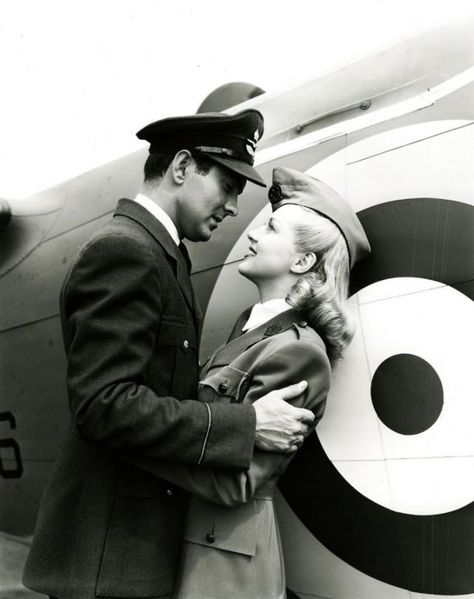 1940s - classy love. Military Couple, Classic Couple, Old Fashioned Love, Betty Grable, Tyrone Power, Vintage Couples, Romanticizing Life, Vintage Versace, Vintage Romance