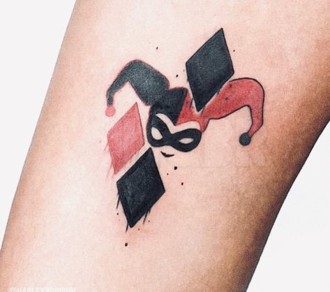 Tattoo Harley Quinn, Joker And Harley Tattoo, Groot Tattoo, Harley Tattoos, Harley Quinn Tattoo, Crazy Tattoos, Funky Tattoos, Fairy Tattoo Designs, Couples Tattoo Designs