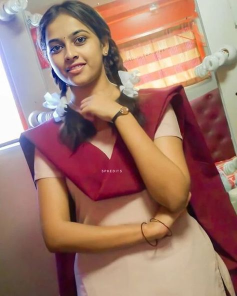 Sri Divya, Beautiful Brown Hair, Tamil Girls, Cute Short Dresses, School Dress, Girl Short Hair, Indian Beauty Saree, Silk Sarees, Short Hair