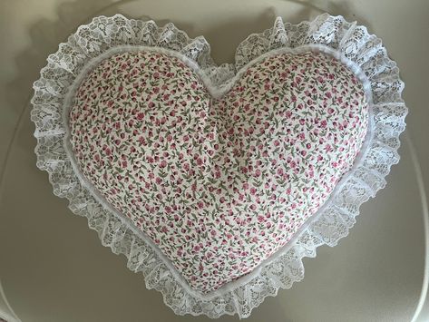 A very cute heart shaped ditsy floral pillow, can be used for decoration and is handmade :) Cute Cushions, Heart Cushion, Lace Pillow, Heart Pillow, Handmade Heart, Cute Pillows, Cushion Pillow, Cute Patterns Wallpaper, Floral Pillows