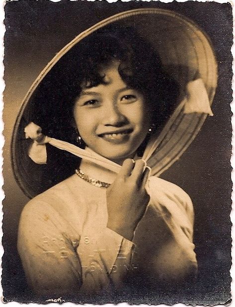 Ancient Vietnam, Vintage People, Vietnam History, Asian Ladies, South Vietnam, We Are The World, Vintage Portraits, Woman Painting, Japanese Women