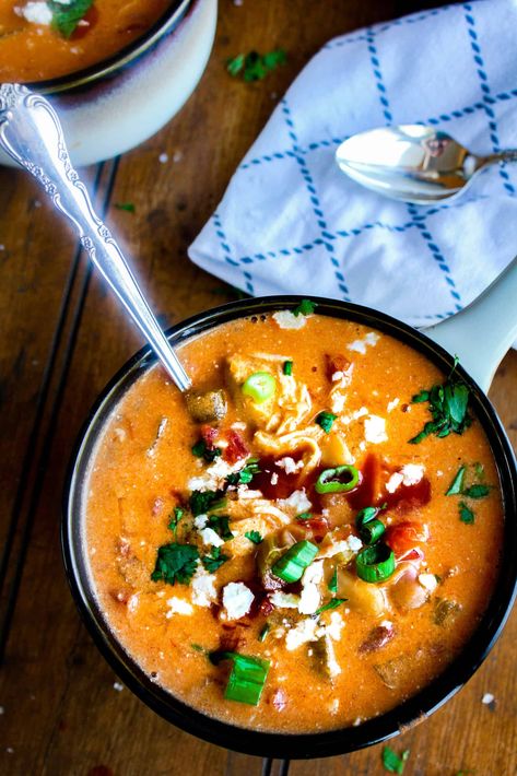 This Instant Pot buffalo chicken chili lets you get your weeknight wing fix with ease. Although it may be super simple and hands-off, it's definitely not lacking in flavor. Naturally gluten-free. #instantpotbuffalochickenchili #buffalochickenchili #buffalochickensoup #instantpotchili #chickenchili Instapot Buffalo Chicken, Instant Pot Buffalo Chicken, Buffalo Chicken Sauce, Beef Birria, Buffalo Chicken Chili, Mexican Stew, Buffalo Chicken Soup, Buffalo Chicken Recipes, Great Northern Beans