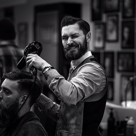 Barber Shop Pictures, Beard Barber, Barber Man, Great Beards, Beard Tattoo, Corte De Cabelo Masculino, Beard Grooming, Hair Replacement, Barber Life