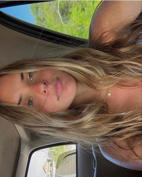 Blonde Hair Vs Brown Hair, Sunkissed Hair Blonde Beach Highlights, Surfer Girl Haircut, Surf Hair Blonde, Blonde Surfer Girl, Surfer Girl Hair, Beach Highlights, California Blonde, Surf Hair