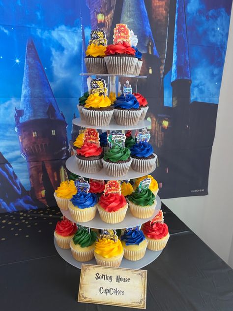 Harry Potter Party Cupcakes, Harry Potter Cupcakes House Colors, Harry Potter Cupcakes Ideas Easy, Easy Harry Potter Cupcakes, Harry Potter Desert Table, Hogwarts House Cupcakes, Harry Potter House Cupcakes, Harry Potter Cupcakes Ideas Birthday, Harry Potter Cupcake Ideas