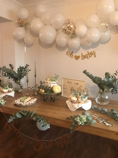 Eucalyptus Gender Reveal, Simple Baby Shower Ideas At Home, Sage Green Baby Shower, Baby Shower Decorations Neutral, Adventure Baby Shower, Idee Babyshower, Baby Shower Theme Decorations, Green Baby Shower, Sprinkle Baby Shower