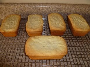 Mini Cream Cheese Pound Cakes Old Fashioned Butter Cake Recipe, Desserts Mini, Mini Loaf Cakes, Cream Cheese Pound Cake Recipe, Buttermilk Pound Cake, Cream Cheese Pound Cake, Butter Cake Recipe, Mini Bundt Cakes, Baking Desserts