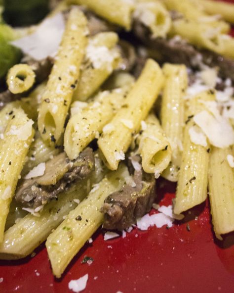 Steak Pesto, Steak Pasta, Favorite Pasta Recipes, Pesto Pasta Recipes, Easy Steak, Steak And Mushrooms, Beef Pasta, After Graduation, Chicken Pasta Recipes