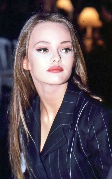 Vanessa Paradis Style, Vanessa Paradis Johnny Depp, 90s Grunge Hair, 90s Makeup, Chica Cool, 90s Model, Vanessa Paradis, French Actress, Lily Rose Depp