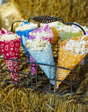 Bandana craft/scrapbook paper ... Any occasion/any holiday! Fill with goodies - love popcorn. Easy and so cute!! Elemental Birthday, Corn Bar, Popcorn Cones, Wedding Cones, Bandana Crafts, Bonfire Party, Birthday Picnic, Country Party, Party Hardy