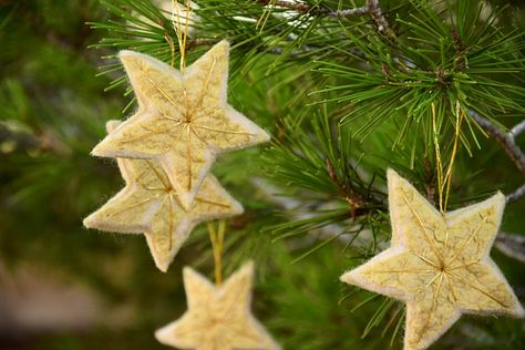 Christmas tutorial - felt stars Needle Felted Star, Felted Stars, Needle Felt Christmas, Christmas Star Crafts, Christmas Crafts Diy Decoration, Christmas Tutorial, Felt Stars, Felt Star, Needle Felted Ornaments