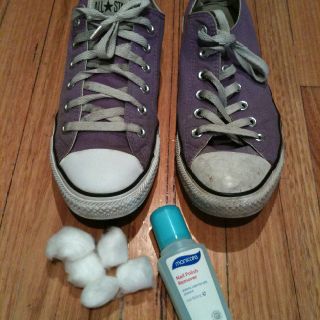 How to clean Converse trainers: nail polish remover + cotton wool! Clean Converse, Clean Baking, Converse Trainers, Cleaning Techniques, Diy Cleaners, Shoe Repair, Polish Remover, Cleaning Ideas, Nail Polish Remover