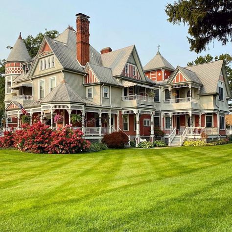 Historical Homes Of America on Instagram: “The Heather House built in 1885 in Marine City, MI, photo by @this_victorian_home” Farmhouse Mansion, Old Victorian Mansions, Painted Lady House, American Mansions, Marine City, Victorian Porch, Old Victorian Homes, Historical Homes, Victoria House