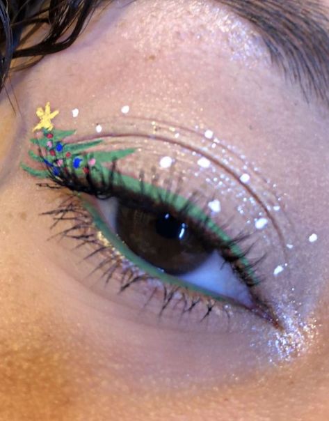 Christmas Tree Eye Makeup, Christmas Tree Eyeliner, Crismas Makeup Look, Christmas Makeup Natural, Christmas Eyeliner Ideas, Christmas Eyeliner Looks, Holiday Eyeliner, Christmas Tree Makeup, Christmas Lights Makeup