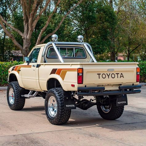 Old Toyota, Porsche Garage, 240z Datsun, Toyota Pickup 4x4, Best Pickup Truck, Porsche Classic, Toyota Pickup, Porsche Gt3, Truck Camping