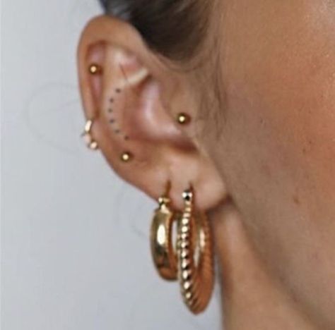 All Gold Ear Piercings, Unique Ear Piercing Placement, Dots On Ear Tattoo, Stacked Ear Piercings Aesthetic, Dot Ear Tattoo, Ear Piercing Ideas Aesthetic Gold, Ear Dot Tattoo, Ear Tattoo Dots, Midi Ear Piercing