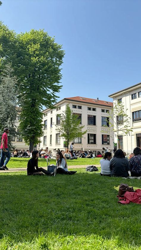 naba milano in spring Milan University, University Aesthetic, College Activities, Back To College, College Planner, College Prep, Spring Photography, University Campus, Study Tips College