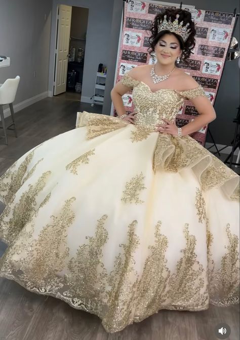 Gold And Champagne Quince Dress, Rose Gold Quinceanera Dresses Mom, Gold And Champagne Quinceanera Dresses, Gold Quncie Dresses, White And Gold 15 Dresses, Beige And Gold Quinceanera Dress, Quince Dresses Gold And White, Ivory And Gold Quinceanera Dress, White With Gold Quinceanera Dresses