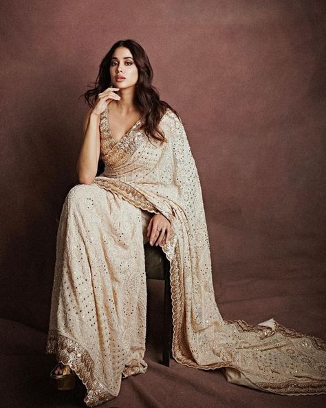 Sari Blouse Styles, Jahnavi Kapoor, Jahnvi Kapoor, Function Dresses, Celebrity Casual Outfits, Janhvi Kapoor, Saree Poses, Saree Trends, Indian Couture