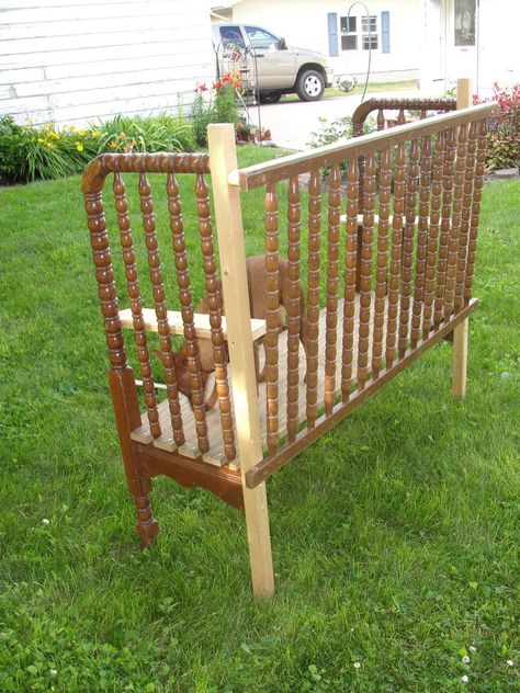 Jenny Lind Bench, Crib Bench, Old Baby Cribs, Jenny Lind Crib, Baby Crib Diy, Upcycle Chair, Old Cribs, Garden Bench Diy, Diy Crib